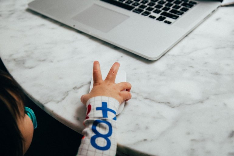 click mouse-charlesdeluvio-rA83MmTX46U-unsplash