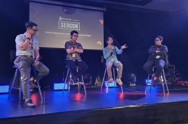 Sesi "What Happen with SEO in Indonesia Today?" Dimoderatori oleh Radius Arianto, dengan panelis Tara Mulya, Bayu Alfian, dan Muhammad Ilman Akbar