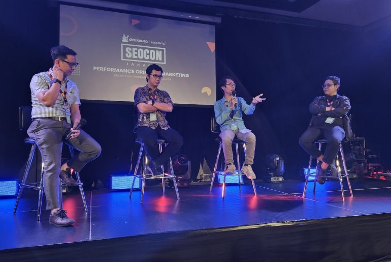 Sesi "What Happen with SEO in Indonesia Today?" Dimoderatori oleh Radius Arianto, dengan panelis Tara Mulya, Bayu Alfian, dan Muhammad Ilman Akbar
