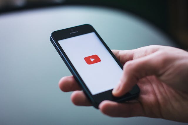 membuka aplikasi youtube