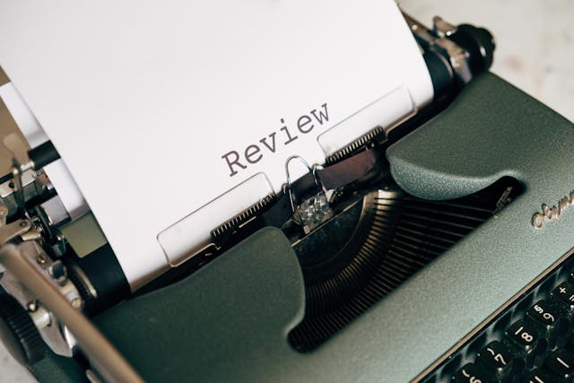 tulisan review di mesin ketik