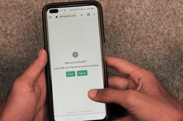 chatgpt di smartphone - pexels-sanketgraphy-17153209