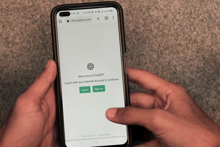 chatgpt di smartphone - pexels-sanketgraphy-17153209