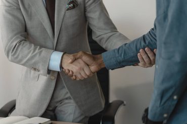 ilustrasi kerja sama SEO dan tim finance - pexels-tima-miroshnichenko-5439470