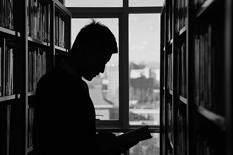 seseorang belajar di perpustakaan - pexels-pixabay-247899