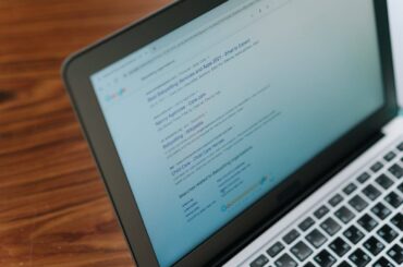 ilustrasi query fan out di google search pada laptop - pexels-cottonbro-6986455