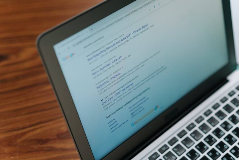 ilustrasi query fan out di google search pada laptop - pexels-cottonbro-6986455