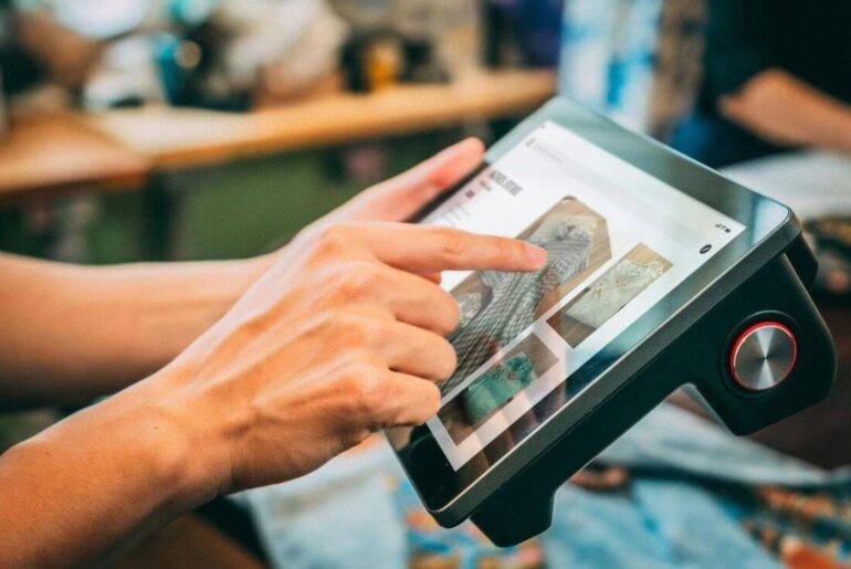 ilustrasi mengunjungi website toko online di tablet