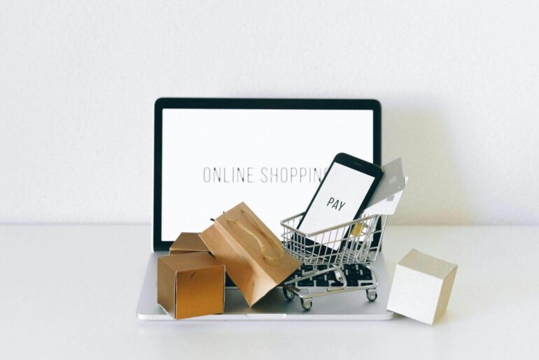 ilustrasi teks online shopping di laptop