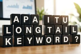 teks long tail keyword pada kubus hitam di atas meja