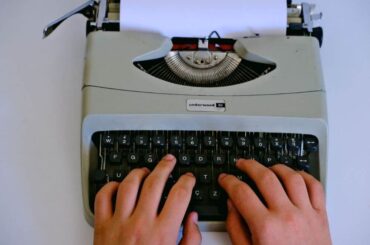 commodity content - typing on typing machine - pexels-husna-kefelioglu