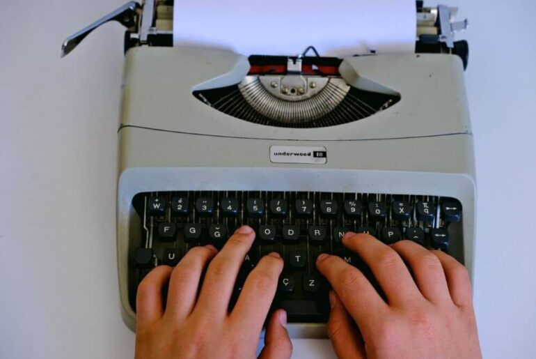 commodity content - typing on typing machine - pexels-husna-kefelioglu