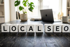 teks local seo pada dadu kubus di atas meja kayu berwarna hitam
