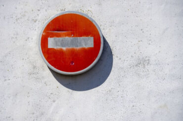 ilustrasi negative seo - stop sign - pexels-jan-van-der-wolf