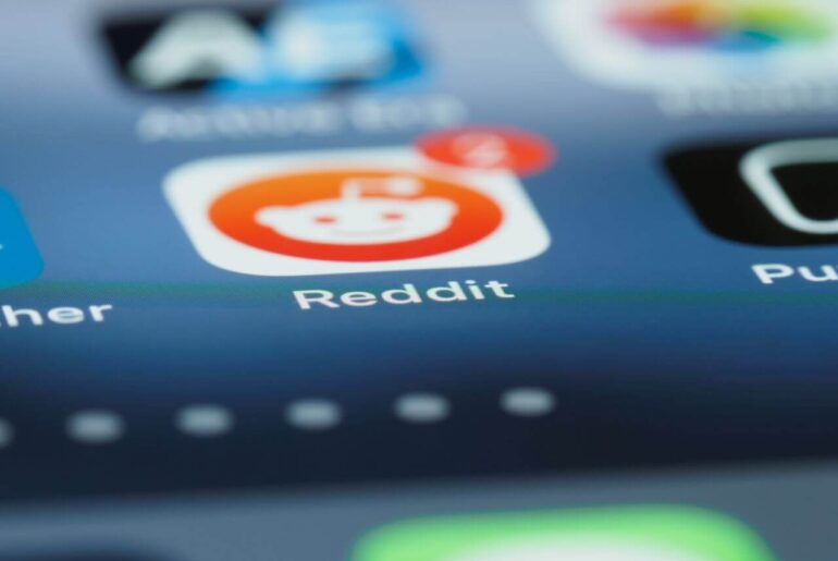 reddit logo pada ikon aplikasi mobile