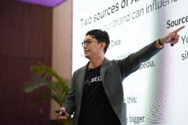 Ilman Akbar, Founder & CEO DailySEO ID di sesi Beyond the Blue Links: A Playbook for Generative Engine Optimizations