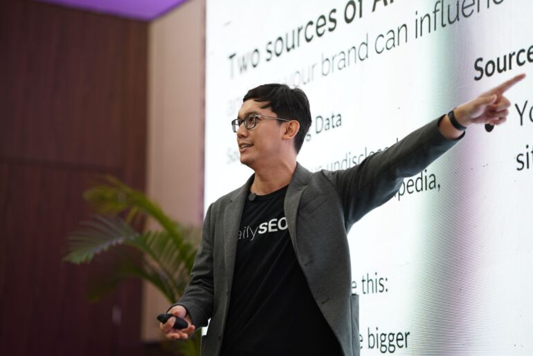 Ilman Akbar, Founder & CEO DailySEO ID di sesi Beyond the Blue Links: A Playbook for Generative Engine Optimizations