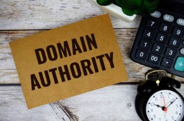 tulisan domain authority pada kertas cokelat