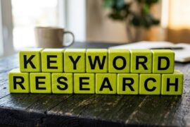 teks keyword research di balok kayu warna hijau